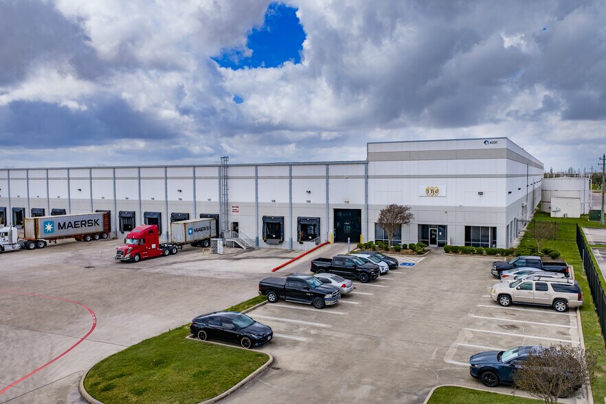 More Photos Of 4331 Underwood Rd, Pasadena Distribution For Lease