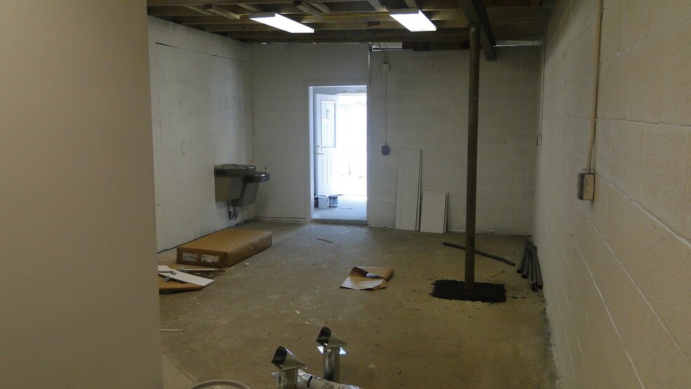 More Photos Of 900 E Little Creek Rd, Norfolk Garden Center For Lease