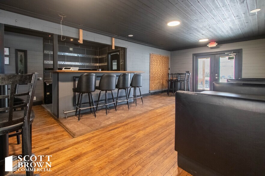 More Photos Of 424 Bryan St, Denton Restaurant For Sale