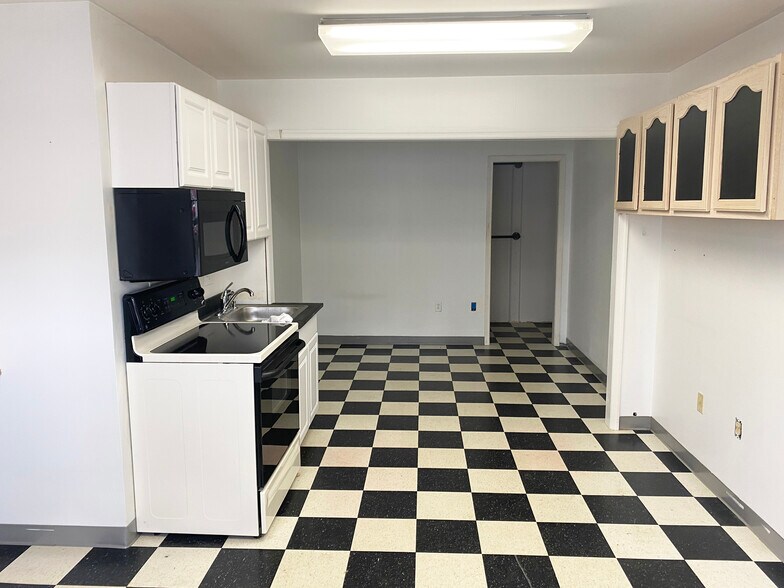 More Photos Of 8518 Chestnut Ave, Bowie Showroom For Sale