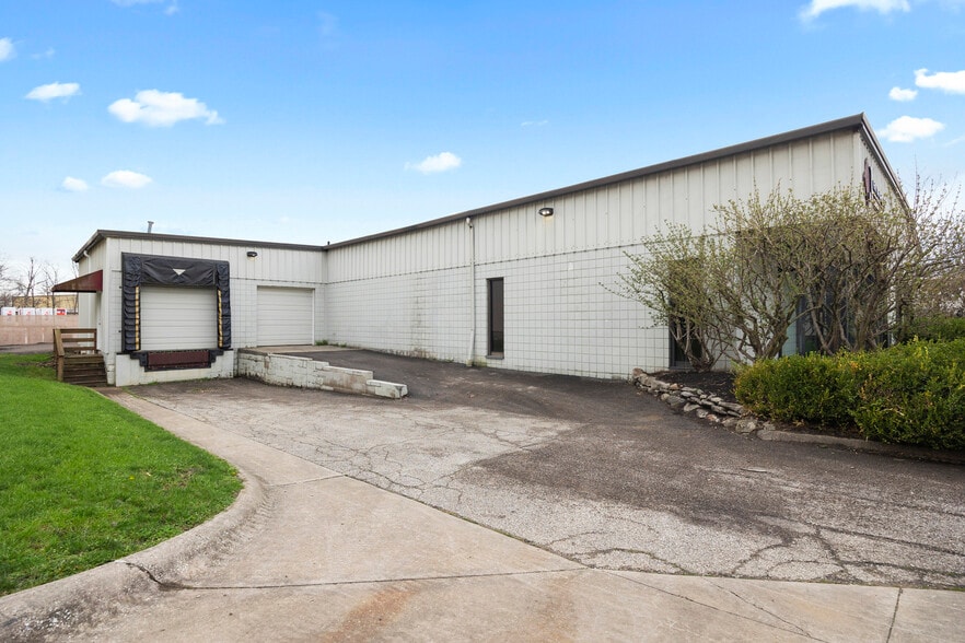 More Photos Of 9941 York Theta Dr, North Royalton Service For Lease