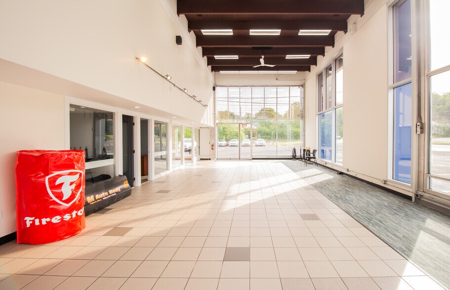 More Photos Of 191 W Main St, Dudley Auto Dealership For Lease