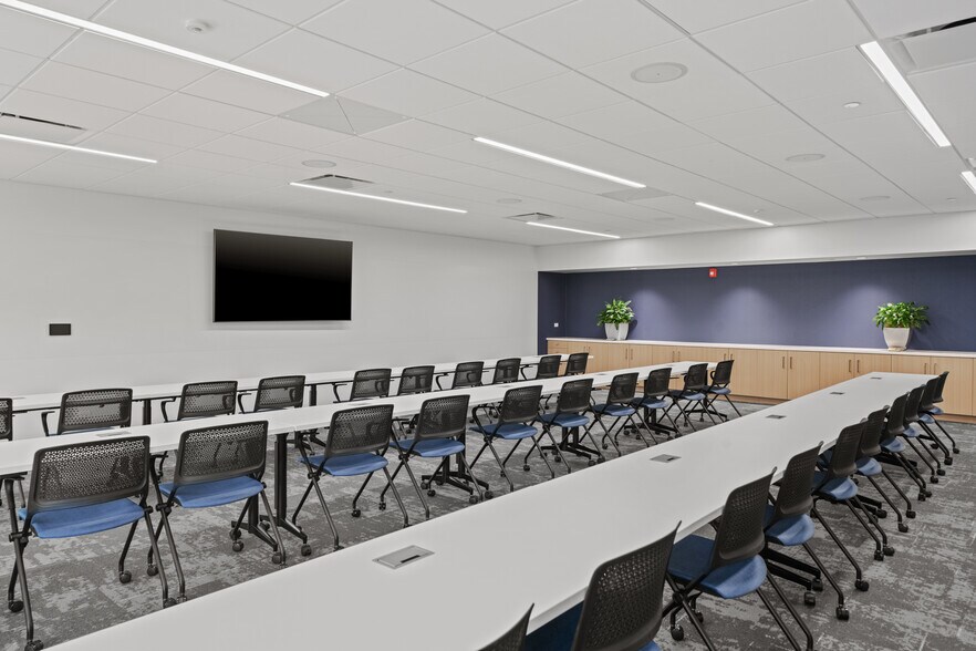 More Photos Of 630-650 Dundee Rd, Northbrook Unknown For Lease