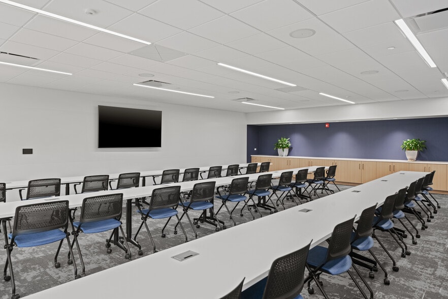 More Photos Of 650 Dundee Rd, Northbrook Office For Lease