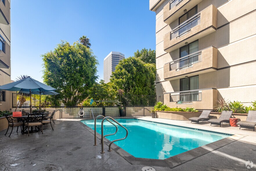 More Photos Of 740 S Burnside Ave, Los Angeles Apartments For Sale