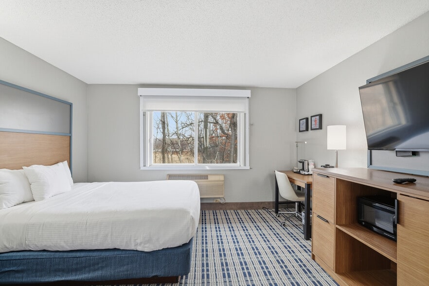 More Photos Of 4675 White Bear Pky, White Bear Lake Hotel For Sale