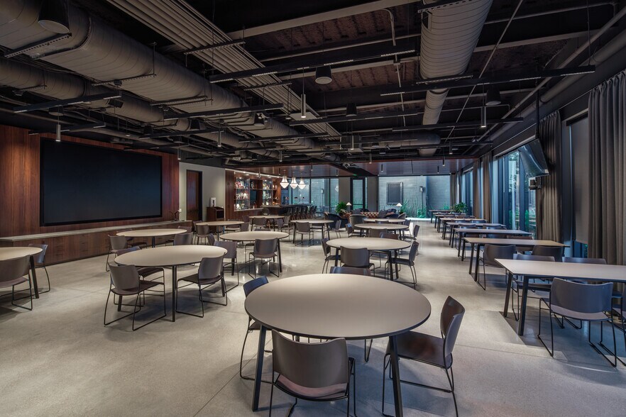 More Photos Of 190 TC Jester Blvd, Houston Office For Sale