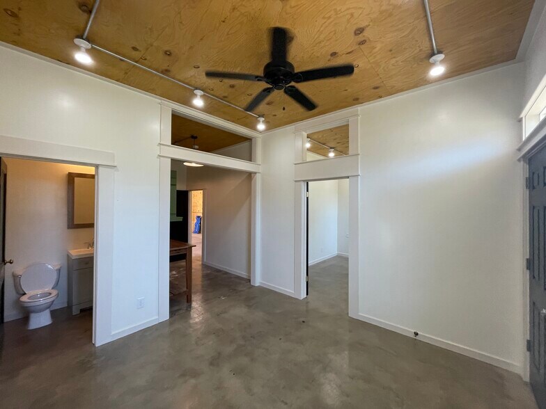 More Photos Of 1600 3rd Ave, La Marque Service For Lease