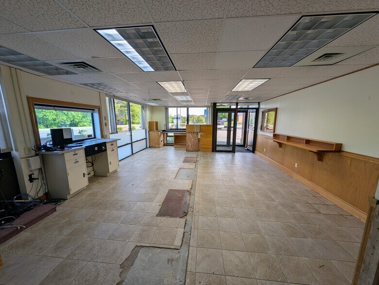 More Photos Of 55 Congress Ave, Bath Freestanding For Lease