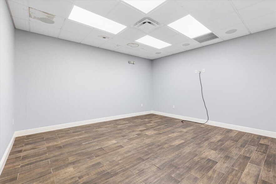 More Photos Of 1818 Greenleaf Ln, Leesburg Warehouse For Lease