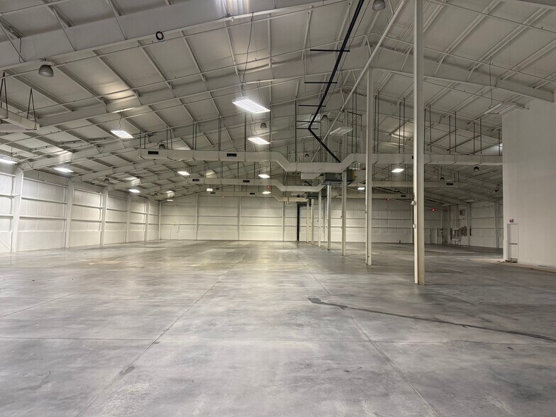 More Photos Of 12180 Metro Pky, Fort Myers Distribution For Lease
