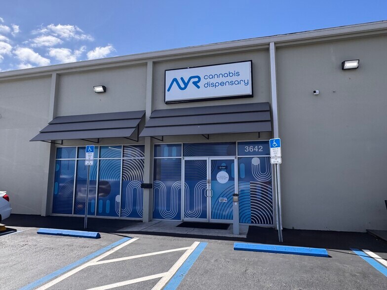 More Photos Of 3636-3640 W Kennedy Blvd, Tampa Storefront For Lease
