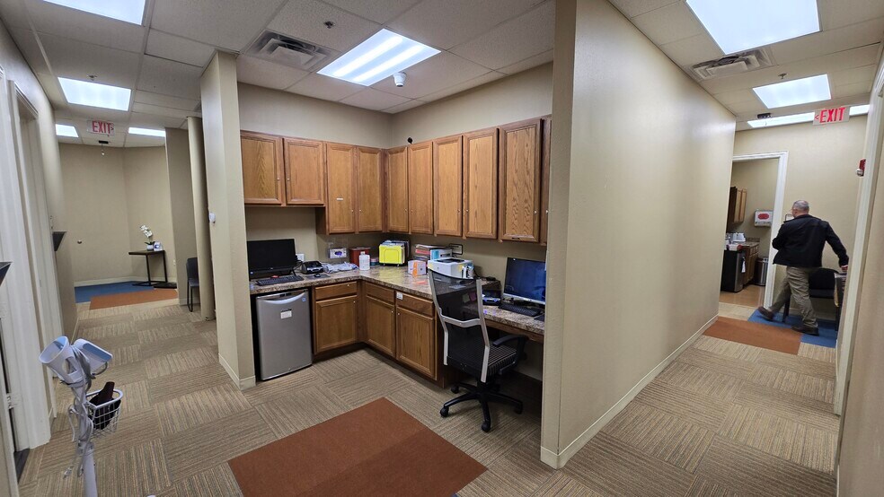 More Photos Of 117-133 W Parkwood Ave, Friendswood Storefront For Lease