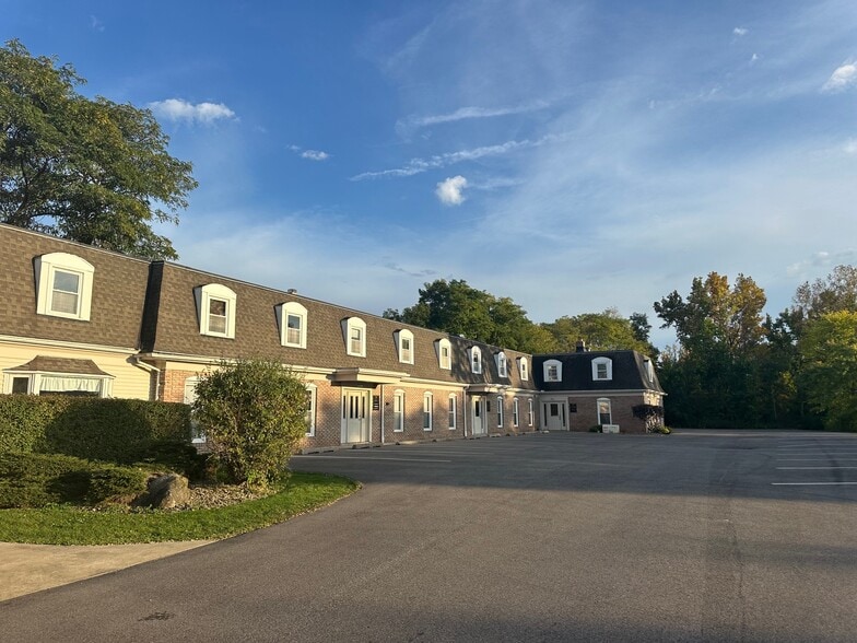 Primary Photo Of 8437 Mayfield Rd, Chesterland Office For Sale