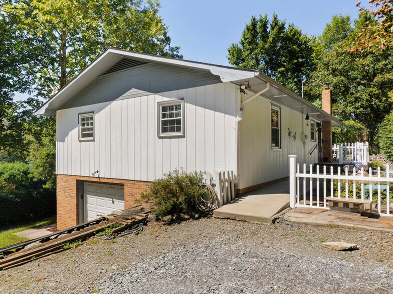 More Photos Of 371 Riverview Dr, Waynesville Manufactured Housing Mobile Home Park For Sale