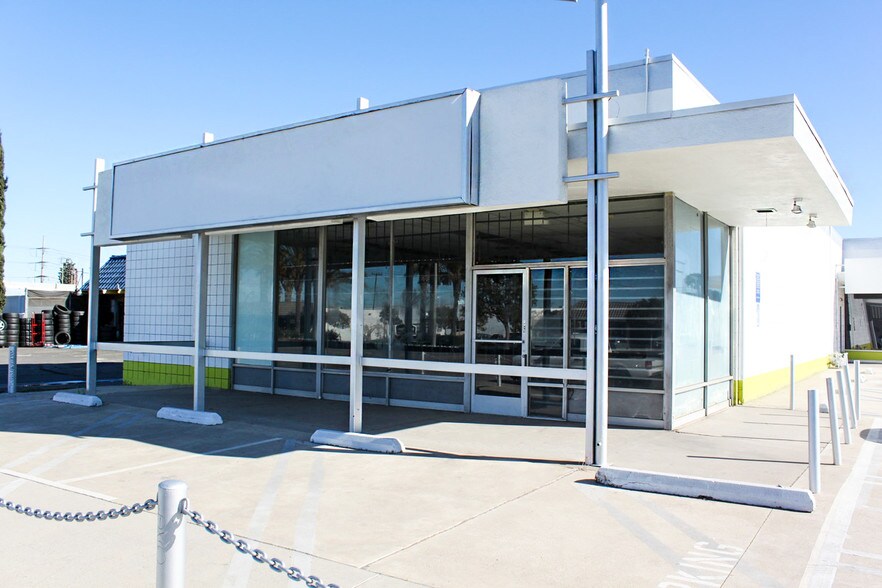 More Photos Of 2709 S Main St, Santa Ana Warehouse For Lease