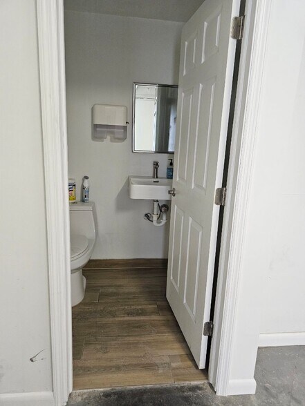 More Photos Of 3277 SE 14th Ave, Fort Lauderdale Warehouse For Lease