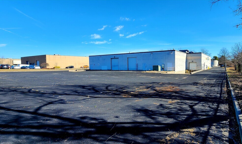 More Photos Of 70 Air Park Dr, Ronkonkoma Manufacturing For Lease