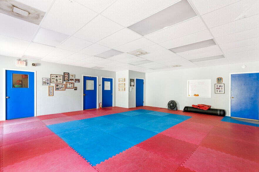 More Photos Of 411 S Houston Ave, Humble Warehouse For Sale