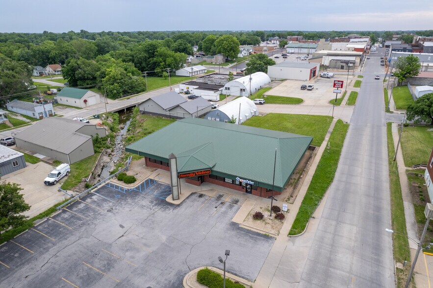 More Photos Of 206 N Western St, Mexico General Retail For Lease