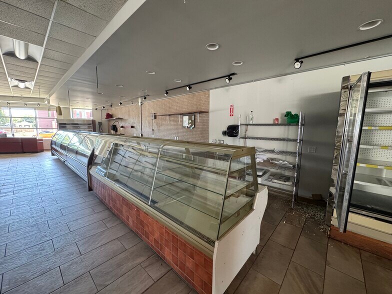 More Photos Of 174 Hamilton Rd, London Freestanding For Lease