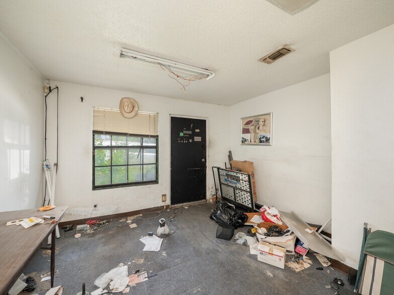 More Photos Of 8212 Georgian Dr, Austin Office For Sale