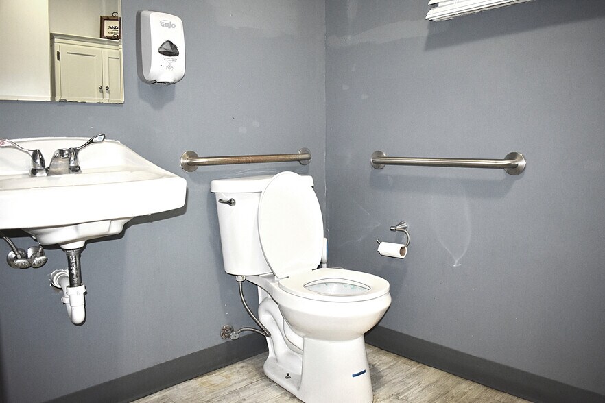 More Photos Of 1333 W Outer 21 Rd, Arnold Medical For Sale