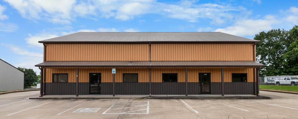 More Photos Of 219 Industrial Dr, Clarksville Warehouse For Lease