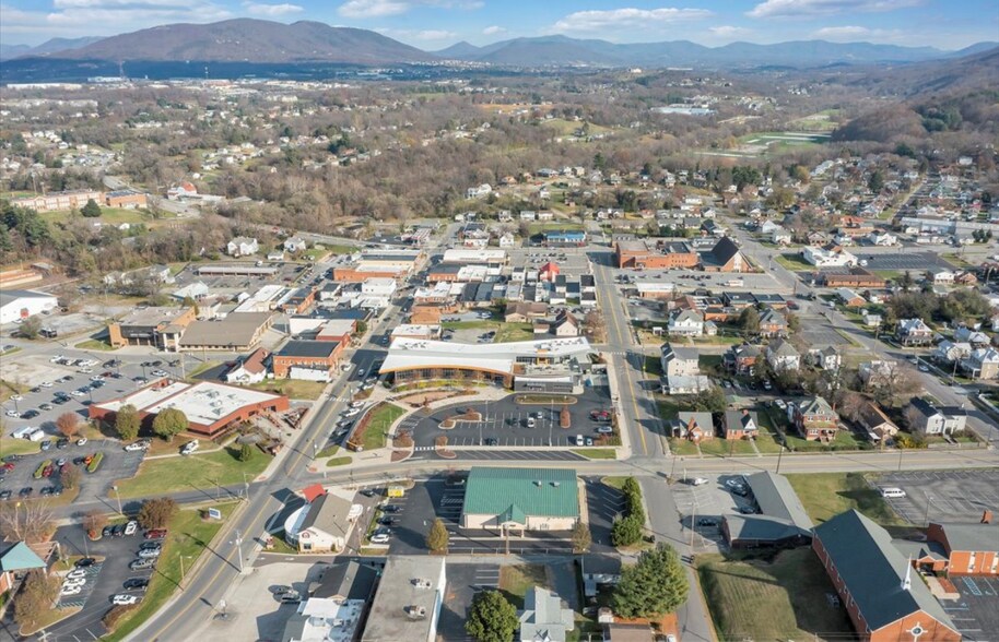 More Photos Of 119 E Cleveland Ave, Vinton Freestanding For Lease