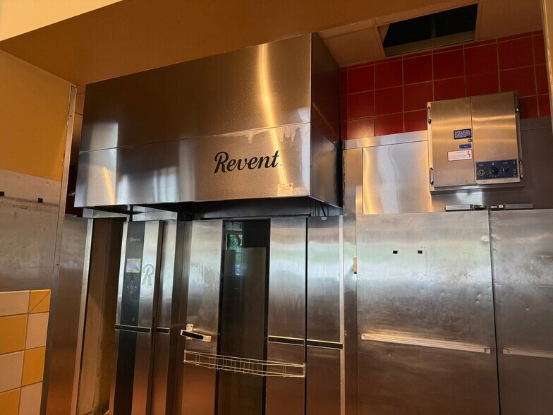 More Photos Of 2407 Green Mountain Dr, Branson Restaurant For Sale