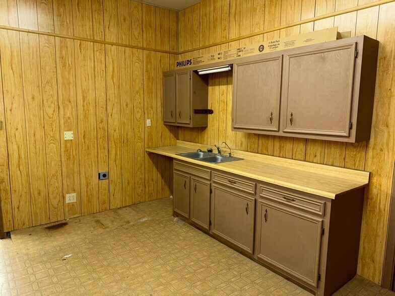 More Photos Of 2451 34th St, Lubbock Freestanding For Lease