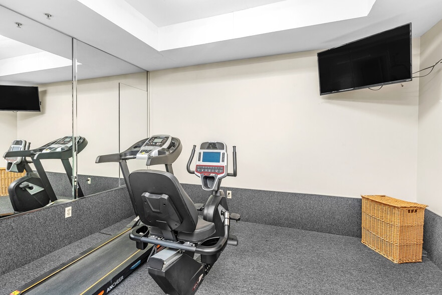 More Photos Of 828 Real Rd, Bakersfield Hotel For Sale