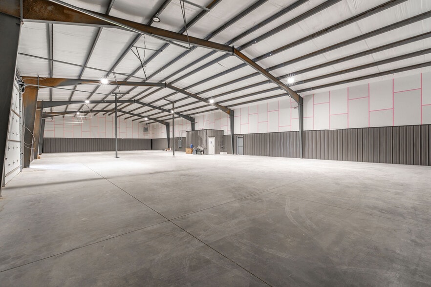 More Photos Of 116 NE 37th St, Oklahoma City Warehouse For Lease