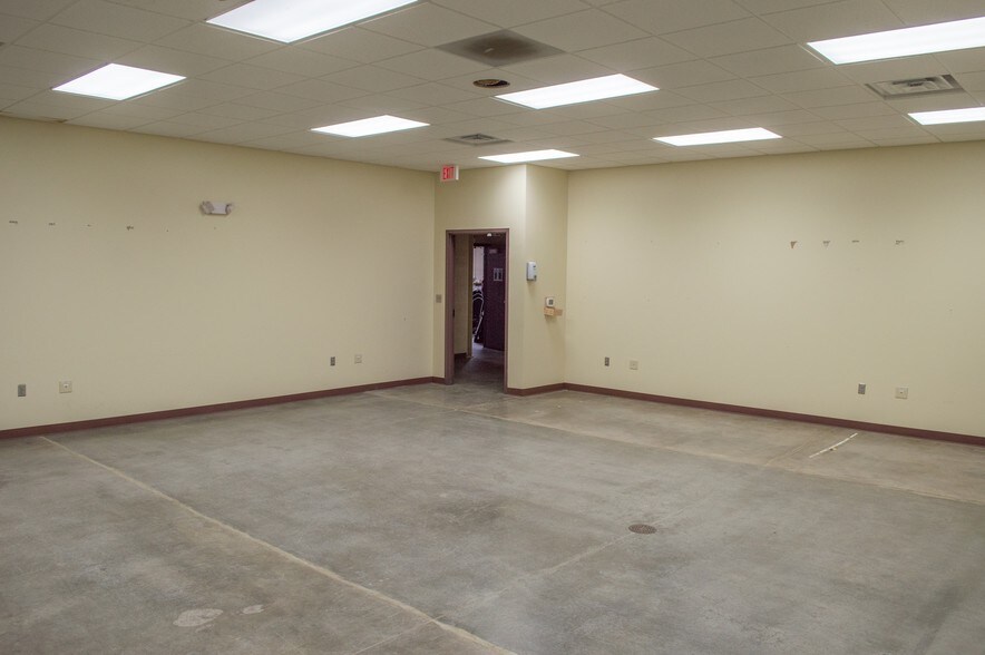 More Photos Of 2804 Arnold Ave, Salina Industrial For Lease