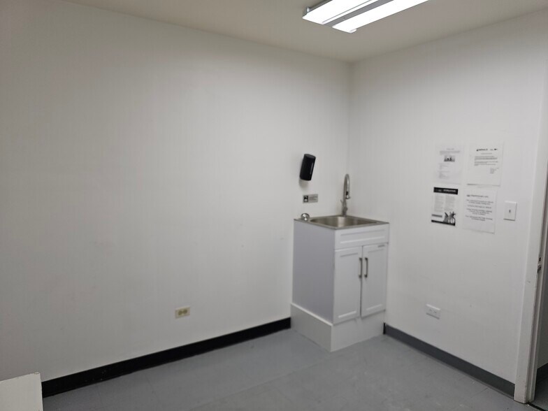 More Photos Of 402 W Boughton Rd, Bolingbrook Medical For Lease