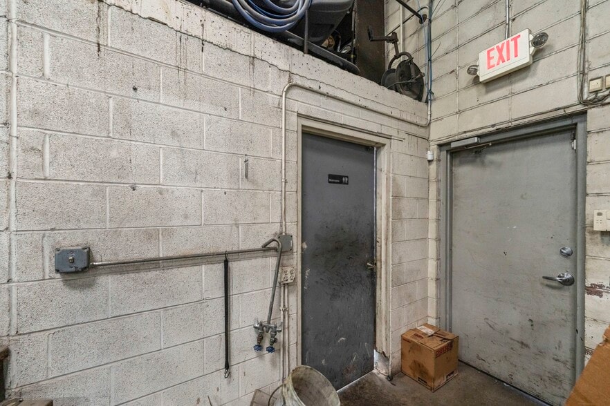 More Photos Of 5944 W 65th St, Chicago Service For Sale