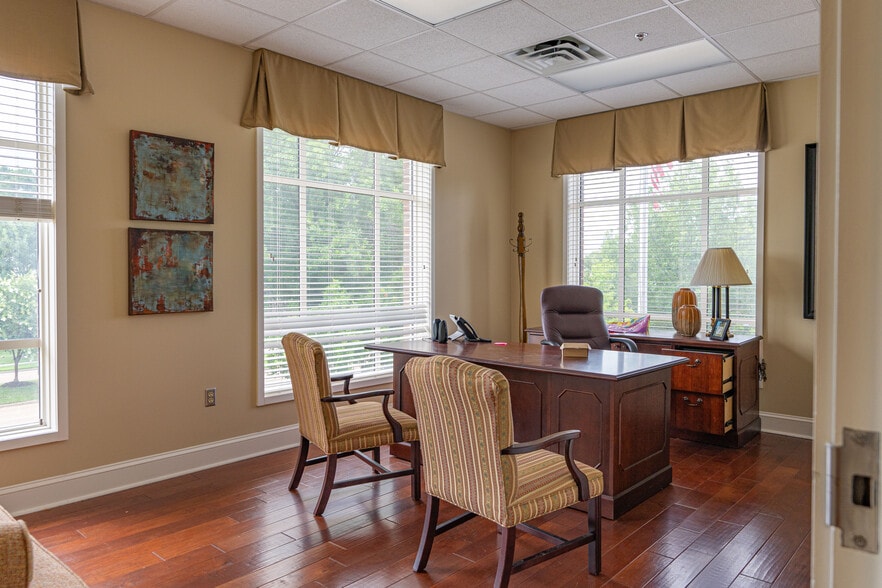 More Photos Of 1600 Highland Colony Pky, Madison Bank For Lease