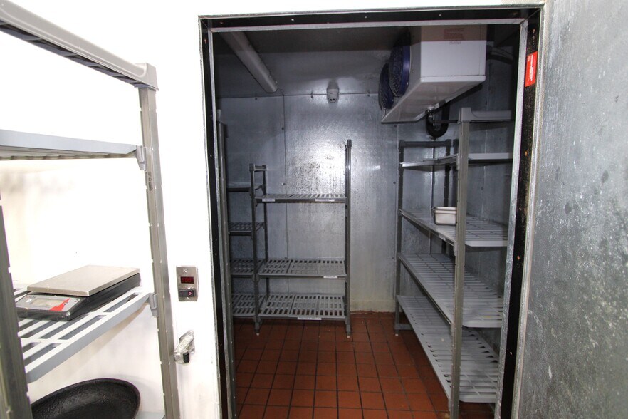 More Photos Of 4850 W Rosecrans Ave, Hawthorne Freestanding For Lease