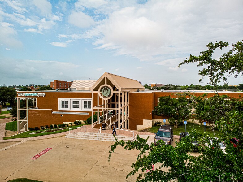 More Photos Of 1717 Precinct Line Rd, Hurst Medical For Lease