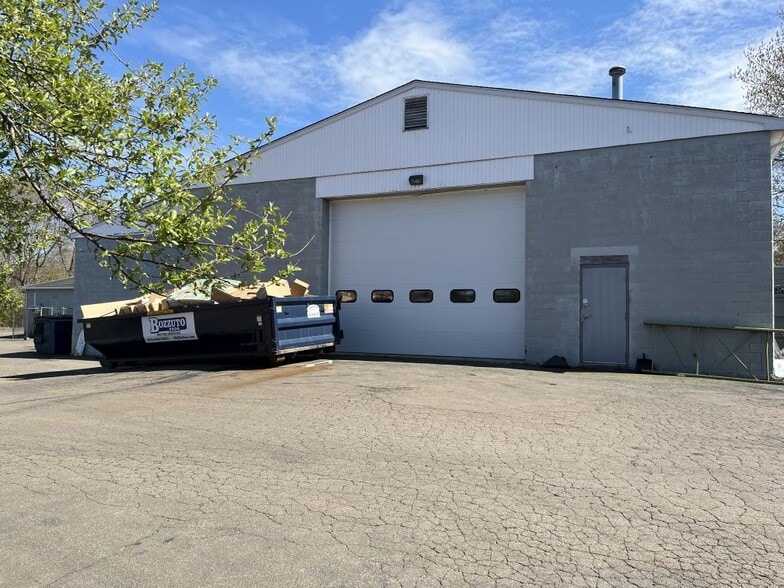 More Photos Of 393 Soundview Rd, Guilford Warehouse For Lease