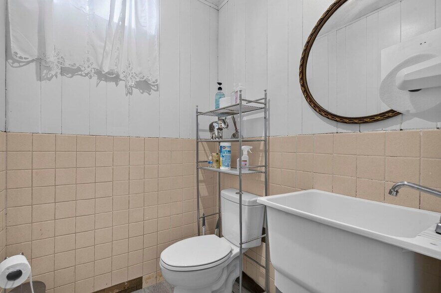 More Photos Of 1950 S Glenstone Ave, Springfield Storefront For Sale
