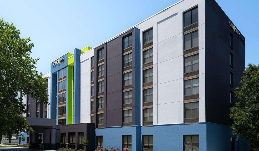 More Photos Of 9104 Keystone Crossing, Indianapolis Hotel For Sale