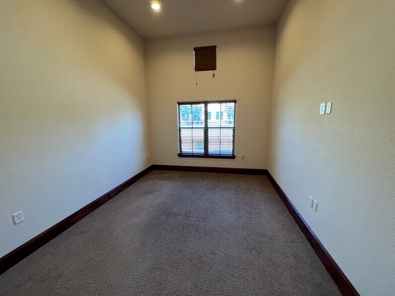 More Photos Of 2131 E Kirkwood Blvd, Southlake Office For Lease