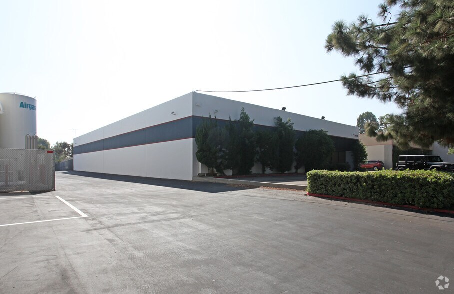 More Photos Of 20640 Bahama St, Chatsworth Warehouse For Lease