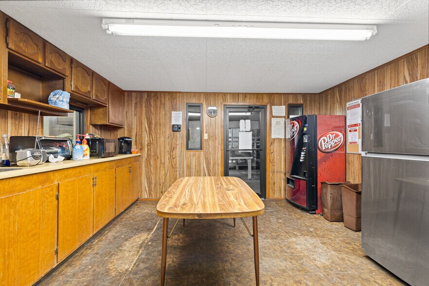 More Photos Of 2100 E Front St, Tyler Flex For Sale