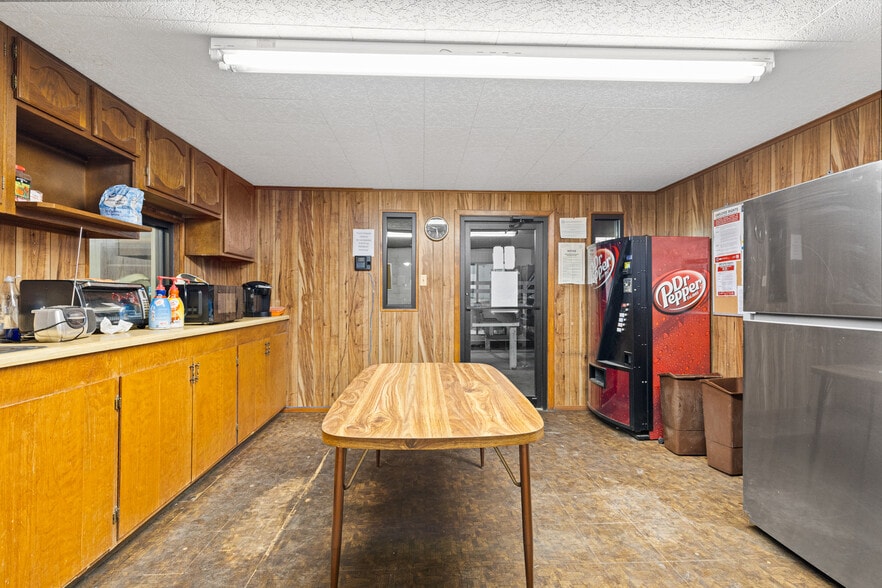 More Photos Of 2100 E Front St, Tyler Flex For Lease