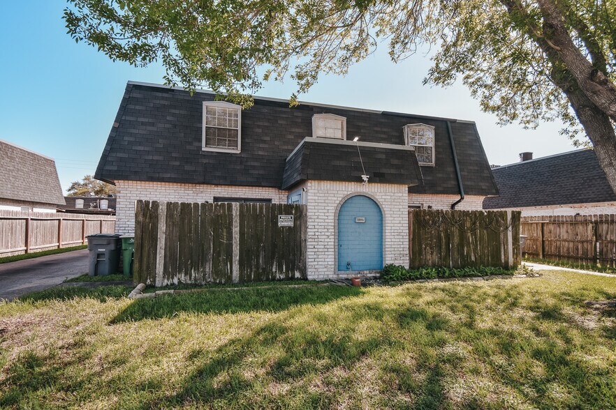Primary Photo Of 1805 Rosemary Ave, Victoria Apartments For Sale