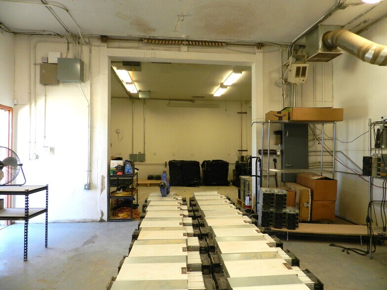 More Photos Of 2520 N River Rd, Olathe Warehouse For Lease