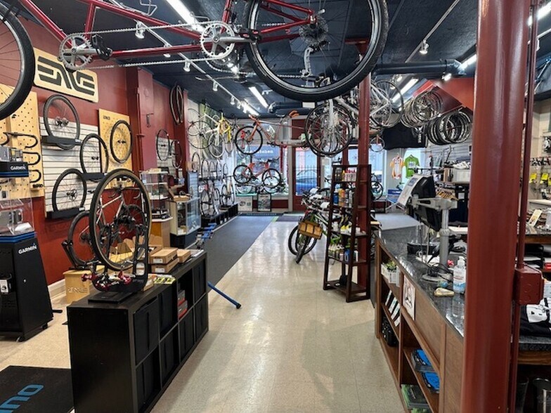 More Photos Of 117 N Main St, Crystal Lake General Retail For Sale