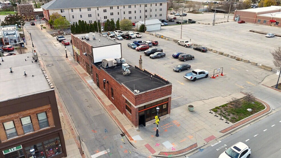 More Photos Of 201 N Broadway Ave, Urbana Restaurant For Sale